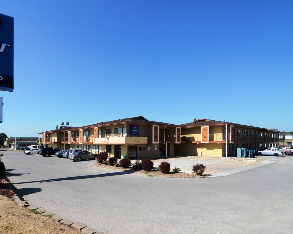 קוראלוויל Super 7 Motel מראה חיצוני תמונה