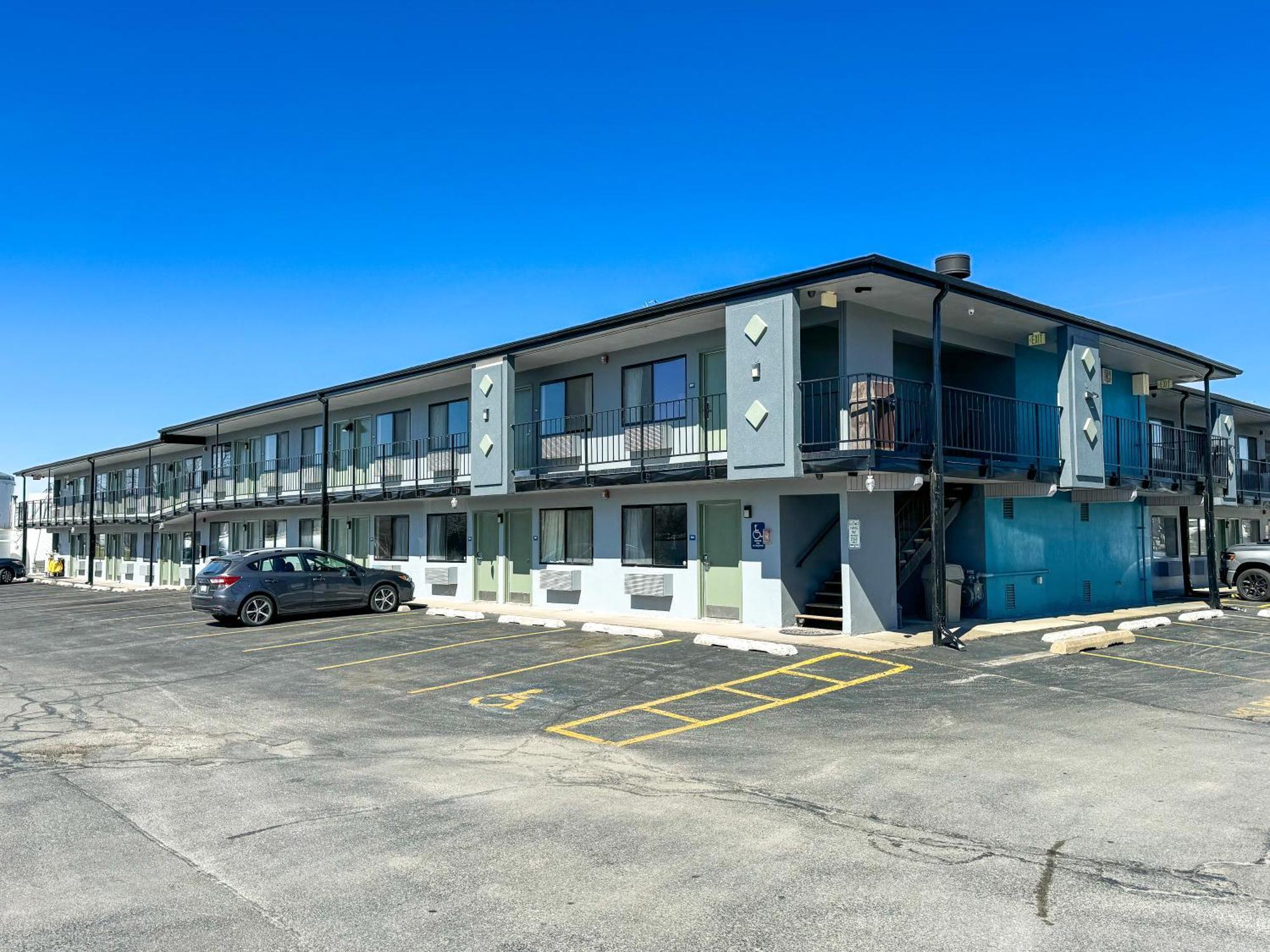 קוראלוויל Super 7 Motel מראה חיצוני תמונה